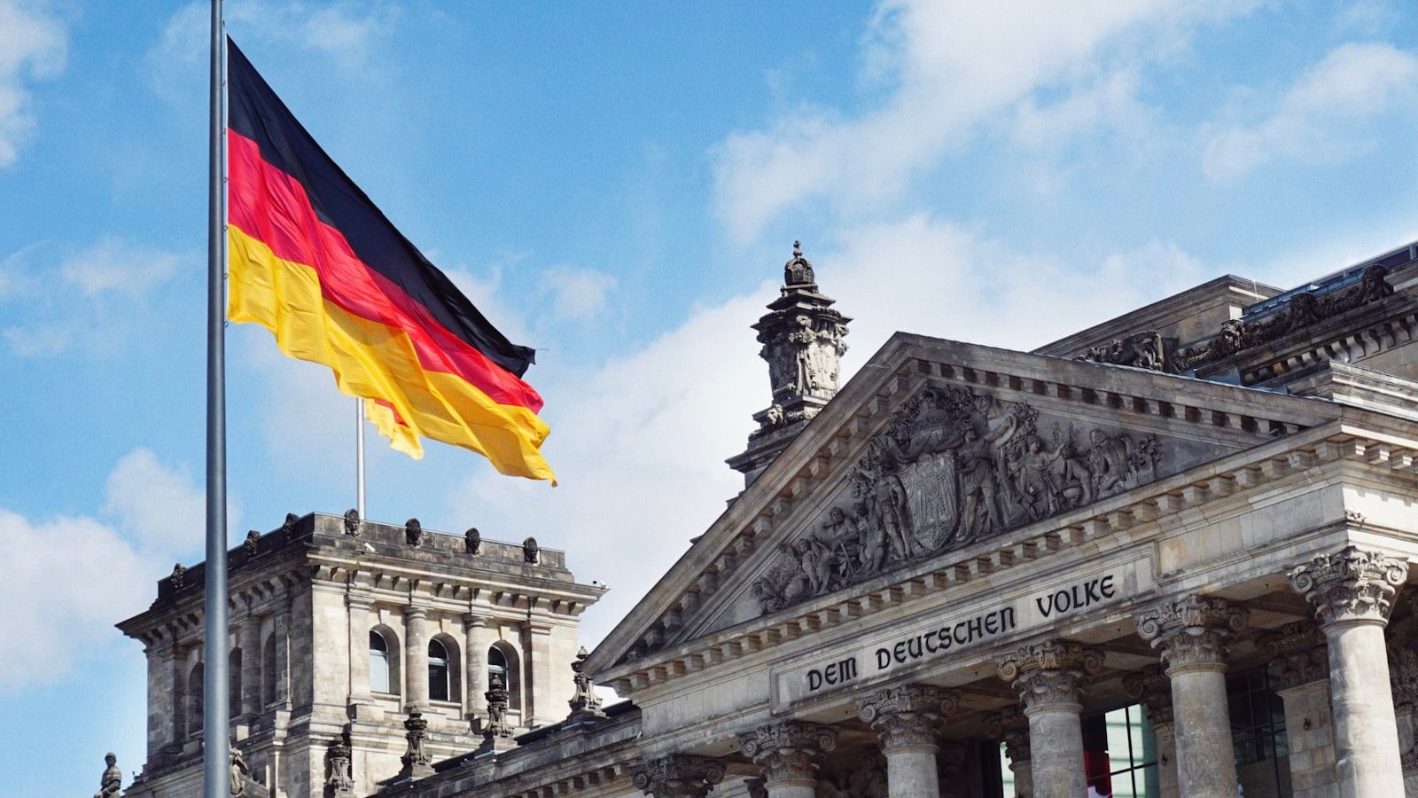 Nemačka zastava iznad zgrade Rajhstaga u Berlinu