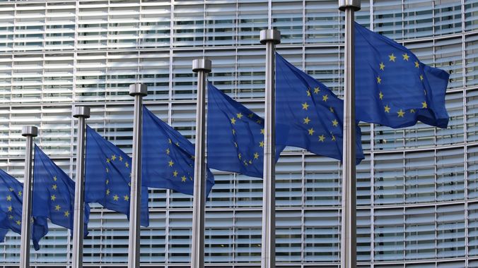 Niz zastava Evropske unije ispred zgrade evropskih institucija