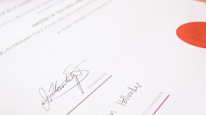 Diploma sa crvenim pečatom i potpisima